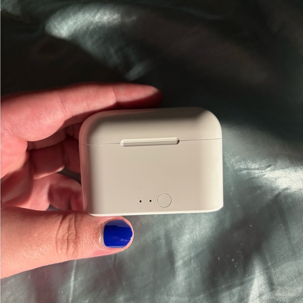White Wireless Earbuds NWOT
